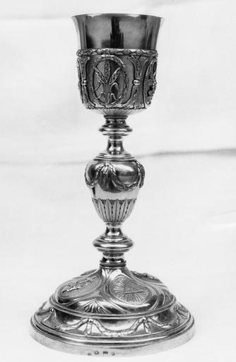 Calice à décor de réserves contenant épis de blés et grappes de raisin sur la fausse coupe, signe de la Trinité, coeurs de Jésus et Marie sur le pied, guirlandes de feuillages, argent doré - © Ministère de la Culture (France), Médiathèque du patrimoine et de la photographie (objets mobiliers), tous droits réservés