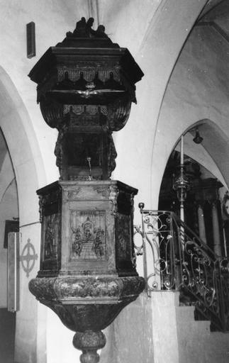 Chaire à prêcher polygonale à tribune aux panneaux sculptés en bas-relief des quatre évangélistes et de Jésus parlant avec les Docteurs du Temple, motifs végétaux, cartouches et tissus feints, bois sculpté ; après restauration - © Ministère de la Culture (France), Médiathèque du patrimoine et de la photographie (objets mobiliers), tous droits réservés