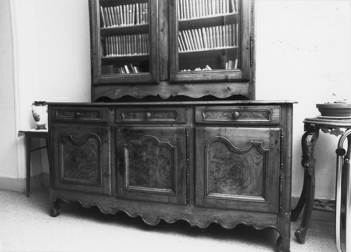 Buffet à deux corps, à trois vantaux et trois tiroirs moulurés pour la partie basse, deux vantaux vitré pour la partie supérieure, bois taillé - © Ministère de la Culture (France), Médiathèque du patrimoine et de la photographie (objets mobiliers), tous droits réservés