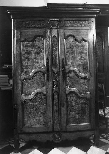 Armoire à deux vantaux, deux pieds antérieurs galbés, décor de panneaux moulurés de forme mouvementée en bois de loupe - © Ministère de la Culture (France), Médiathèque du patrimoine et de la photographie (objets mobiliers), tous droits réservés