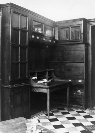 Meuble de pharmacie : comprenant plusieurs vantaux, vitrés ou non, tiroirs et étagères, et un petit bureau à gradins, bois taillé - © Ministère de la Culture (France), Médiathèque du patrimoine et de la photographie (objets mobiliers), tous droits réservés