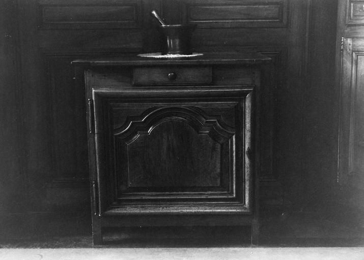 Buffet bas à un vantail et un tiroir, bois taillé, mouluré - © Ministère de la Culture (France), Médiathèque du patrimoine et de la photographie (objets mobiliers), tous droits réservés