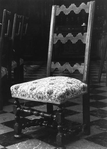Chaise à pieds antérieurs taillés et tournés, reliés aux pieds postérieurs par une entretoise en H de forme balustre, dossier ajouré à trois traverses ondulées, bois taillé - © Ministère de la Culture (France), Médiathèque du patrimoine et de la photographie (objets mobiliers), tous droits réservés