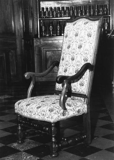 Fauteuil à haut dossier droit, entretoise reliant les pieds, de forme balustre, accotoirs imitant le style dit 'os de mouton' - © Ministère de la Culture (France), Médiathèque du patrimoine et de la photographie (objets mobiliers), tous droits réservés