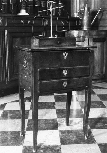 Table à ouvrage à deux tiroirs et abattant, supporté par quatre pieds galbés - © Ministère de la Culture (France), Médiathèque du patrimoine et de la photographie (objets mobiliers), tous droits réservés