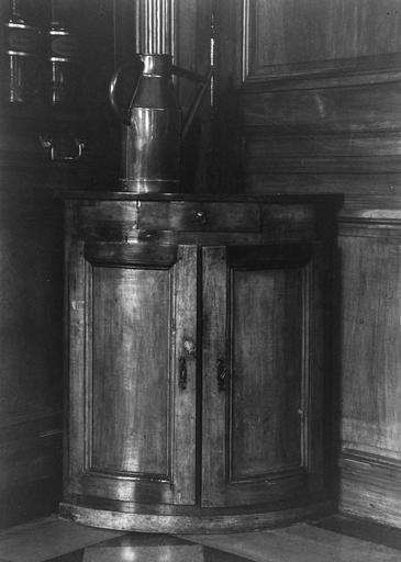 Encoignure à deux vantaux et un tiroir, simple décor de moulures - © Ministère de la Culture (France), Médiathèque du patrimoine et de la photographie (objets mobiliers), tous droits réservés
