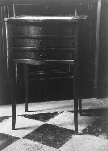 Table à Ouvrage à trois tiroirs à pieds galbés, bois taillé - © Ministère de la Culture (France), Médiathèque du patrimoine et de la photographie (objets mobiliers), tous droits réservés