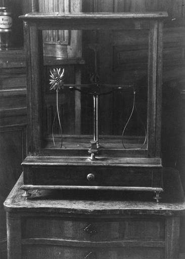 Balance sous verre, cuivre, bois - © Ministère de la Culture (France), Médiathèque du patrimoine et de la photographie (objets mobiliers), tous droits réservés