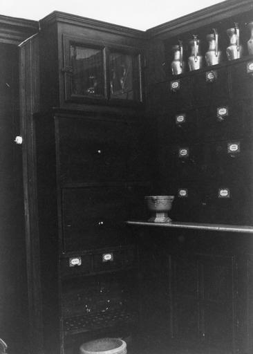 Meuble de pharmacie, bois taillé - © Ministère de la Culture (France), Médiathèque du patrimoine et de la photographie (objets mobiliers), tous droits réservés