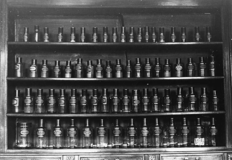 Ensemble de flacons de pharmacie, d'un ensemble de 276, disposés sur des étagères - © Ministère de la Culture (France), Médiathèque du patrimoine et de la photographie (objets mobiliers), tous droits réservés