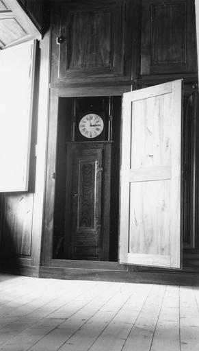 Horloge comtoise, bois taillé - © Ministère de la Culture (France), Médiathèque du patrimoine et de la photographie (objets mobiliers), tous droits réservés