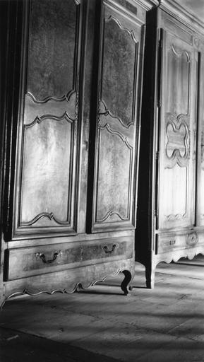 Deux armoires à deux vantaux et un tiroir, l'une aux pieds antérieurs à enroulements, les deux présentant un décor de panneaux mouvementés moulurés, bois taillé - © Ministère de la Culture (France), Médiathèque du patrimoine et de la photographie (objets mobiliers), tous droits réservés