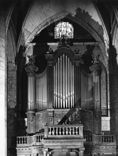 Buffet d'orgue : décor sculpté d'éléments empruntés à l'architecture, de guirlandes de fleurs, d'anges musiciens, bois sculpté