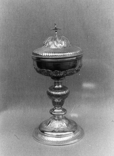 Ciboire au décor de volutes, rinceaux végétaux, épis de blé et godrons, argent - © Ministère de la Culture (France), Médiathèque du patrimoine et de la photographie (objets mobiliers), tous droits réservés
