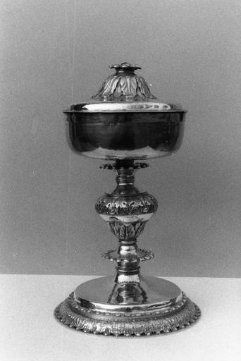 Ciboire orné de plusieurs frises de feuilles, croix du couvercle manquante, argent - © Ministère de la Culture (France), Médiathèque du patrimoine et de la photographie (objets mobiliers), tous droits réservés