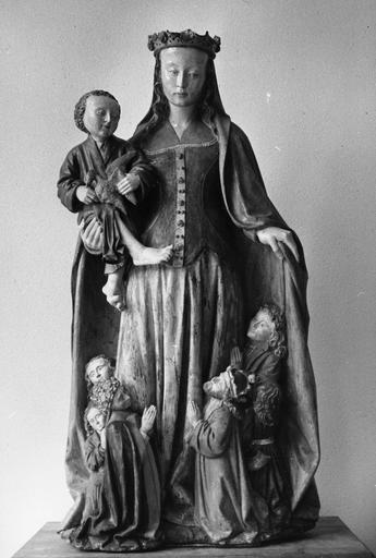 Groupe sculpté : Vierge de Miséricorde, bois sculpté, peint - © Ministère de la Culture (France), Médiathèque du patrimoine et de la photographie (objets mobiliers), tous droits réservés