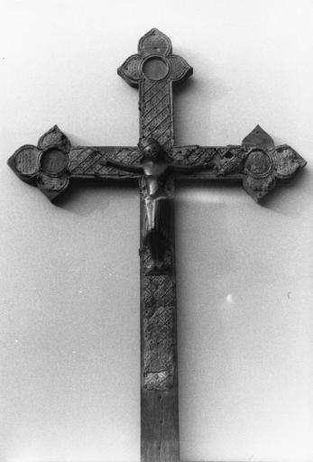 Croix de procession très abimée, à branches fleurdelisées dont les médaillons décorés manquent, cuivre sur âme de bois, anciennement émaillé