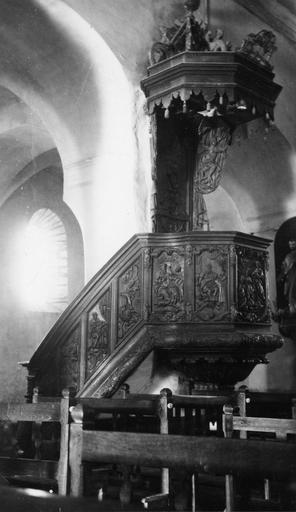 Chaire à prêcher de forme polygonale, tribune et rampe d'escalier présentent un décor sculpté des quatre évangélistes, des Docteurs de l'Eglise et de la remise des clés à saint Pierre, bois sculpté