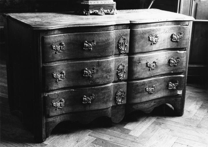 Commode dite en arbalète, à trois tiroirs, garniture de bronze doré ou de cuivre partiellement manquante, bois taillé