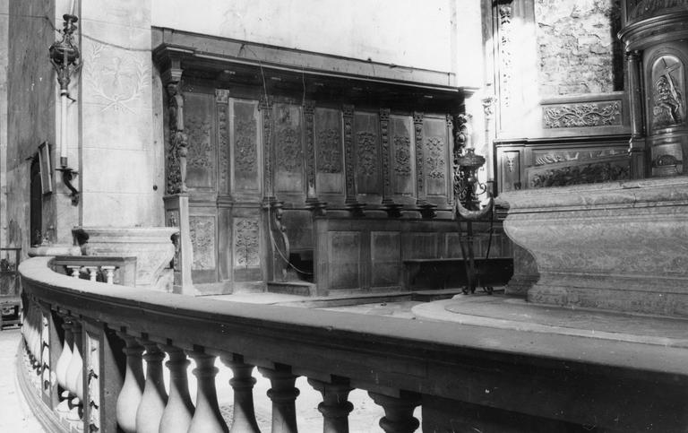 Lambris de revêtement : panneaux sculptés de bouquets de fleurs ou de volutes végétales, séparés par des pilastres à chutes de feuilles et chapiteaux corinthiens, les extrémités sont sculptées d'un gros rinceau végétal surmonté d'un chérubin, bois taillé,