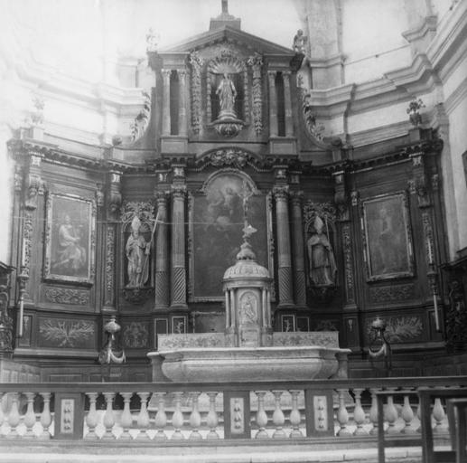 Retable, tableaux (3), statues (3) : L'Assomption, Le roi David jouant de la lyre, Moïse tenant les Tables de la Loi, deux saints évêques, la Vierge (dans la niche du fronton), retable architecturé à trois travées et deux niveaux, décor de motifs végétaux