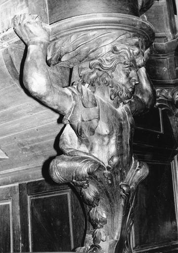 Buffet d'orgue : détail d'un Atlante barbu émergeant de feuillages, bois sculpté