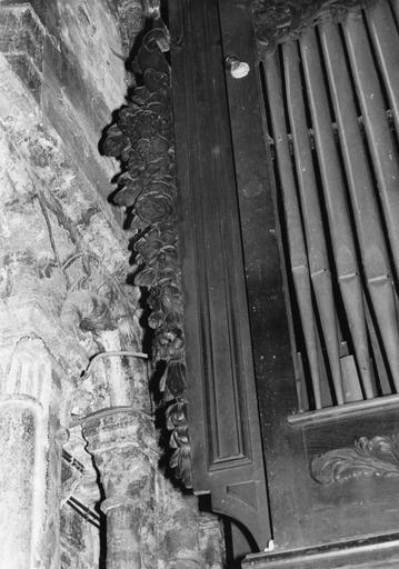 Buffet d'orgue : détail d'une guirlande de fleurs en bois sculpté