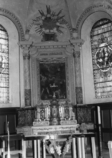 Tabernacle, retable, tableaux (2) : La lapidation de saint Etienne, Dieu le Père, tabernacle architecturé agrémenté de deux statuettes, retable architecturé à une seule travée surmontée d'une gloire et de pots à feu, bois sculpté, peint, doré, huile sur t