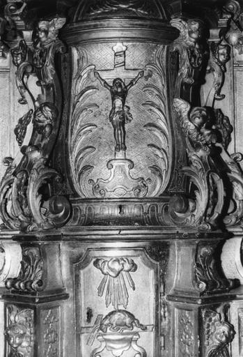 Tabernacle : Christ en croix, l'Agneau immolé, détail des deux reliefs des portes du tabernacle, bois sculpté, doré