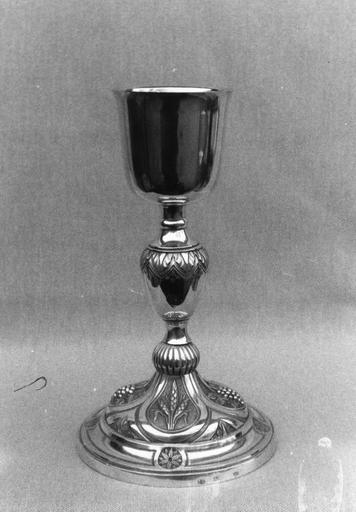 Calice au pied orné de réserves aux épis de blé et grappes de raisin, de petites feuilles et de fleurettes, noeud à frise de feuilles, argent - © Ministère de la Culture (France), Médiathèque du patrimoine et de la photographie (objets mobiliers), tous droits réservés