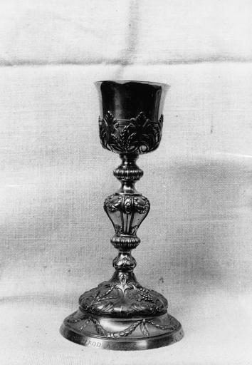 Calice à fausse coupe ornée de branches de roseaux, épis de blés et feuillages, pied décoré de réserves aux grappes de raisin et épis de blé, guirlandes de feuilles, argent doré