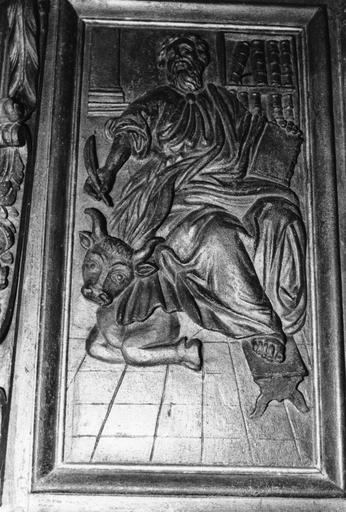 Chaire à prêcher : Saint Luc, détail d'un panneau de la tribune, bois sculpté en bas-relief - © Ministère de la Culture (France), Médiathèque du patrimoine et de la photographie (objets mobiliers), tous droits réservés