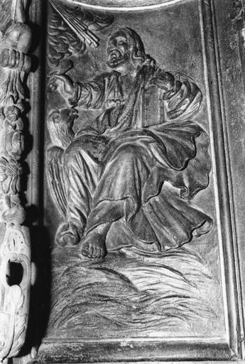 Chaire à prêcher : Saint Jean, détail d'un panneau de la tribune, bois sculpté en bas-relief - © Ministère de la Culture (France), Médiathèque du patrimoine et de la photographie (objets mobiliers), tous droits réservés