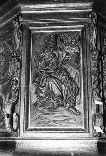 Chaire à prêcher : Saint Matthieu, détail d'un panneau de la tribune, bois sculpté en bas-relief - © Ministère de la Culture (France), Médiathèque du patrimoine et de la photographie (objets mobiliers), tous droits réservés