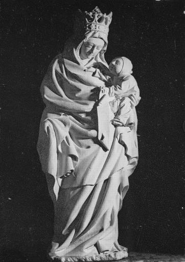 Groupe sculpté : Vierge à l'Enfant couronnée, tenant un phylactère, l'Enfant est coiffé d'un bonnet, pierre sculptée