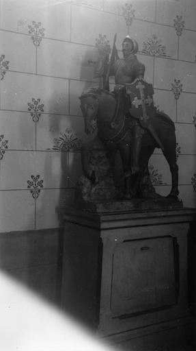 Groupe sculpté : Saint Maurice à cheval, pierre sculptée, peinte, dorée - © Ministère de la Culture (France), Médiathèque du patrimoine et de la photographie (objets mobiliers), tous droits réservés