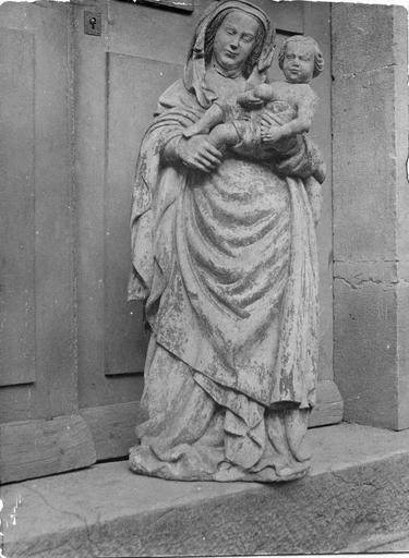 Groupe sculpté : Vierge à l'Enfant, pierre sculptée - © Ministère de la Culture (France), Médiathèque du patrimoine et de la photographie (objets mobiliers), tous droits réservés