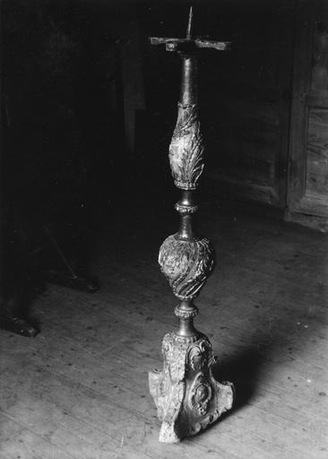 Cierge pascal à décor de longues feuilles torsadées, cartouches, coquilles, pieds du socle manquants, bois taillé, tourné, doré ; avant restauration - © Ministère de la Culture (France), Médiathèque du patrimoine et de la photographie (objets mobiliers), tous droits réservés