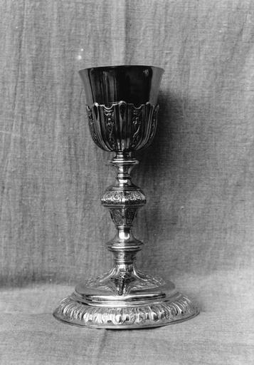 Calice à décor de motifs géométriques et motifs végétaux, dont le pied est orné d'un Christ en croix rapporté, argent et argent doré