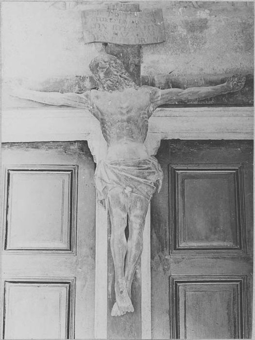 statue (grandeur nature) : Christ en croix