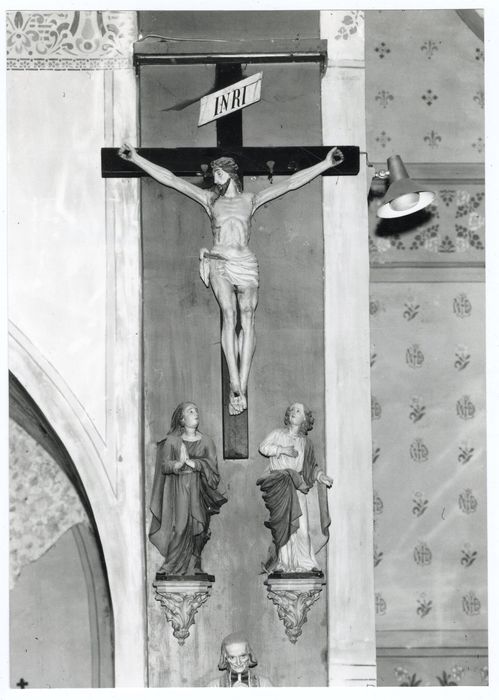 statues : Christ en croix, Vierge, saint Jean