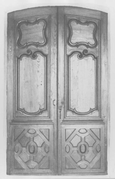 Ensemble (lambris de demi-revêtement, 4 confessionnaux, lambris de hauteur, meuble de sacristie, 2 portes, escalier)