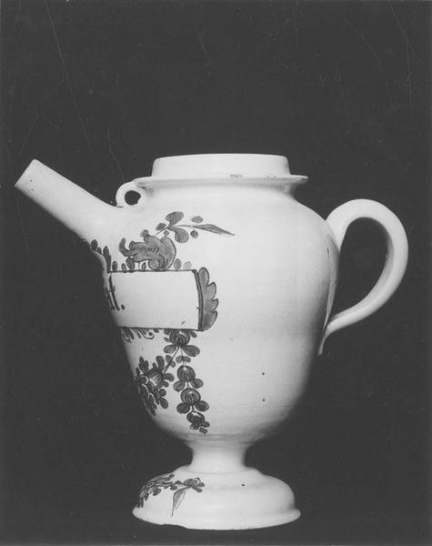 pot à pharmacie (chevrette), vue générale - © Ministère de la Culture (France), Médiathèque du patrimoine et de la photographie (objets mobiliers), tous droits réservés