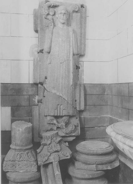 sarcophage (couvercle) : effigie funéraire d'un abbé, dit autrefois tombeau de saint Vincent de Xaintes, vue générale - © Ministère de la Culture (France), Médiathèque du patrimoine et de la photographie (objets mobiliers), tous droits réservés