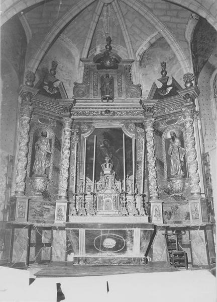 tabernacle, retable, 5 statues (3 grandeur nature, 2 statuettes) : saint Jean-Baptiste, saint Pierre, saint Paul, deux anges, 6 chandeliers d'autel, vue générale