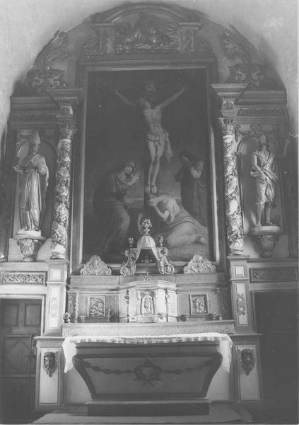 ensemble (autel, tabernacle, retable), tableau : Crucifixion (la), vue générale - © Ministère de la Culture (France), Médiathèque du patrimoine et de la photographie (objets mobiliers), tous droits réservés