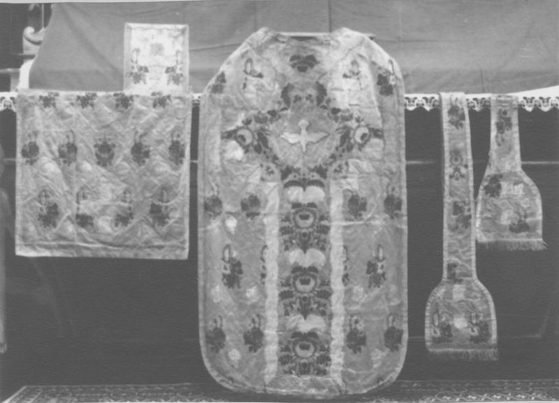 Chasuble, étole, manipule, voile du calice