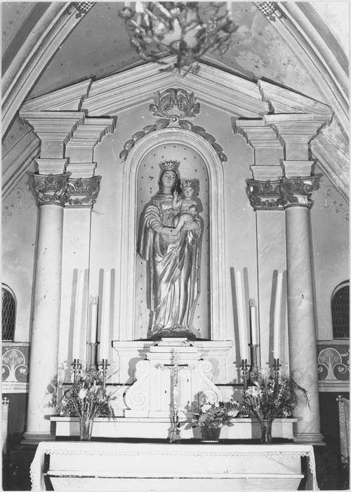 Autel et statue de la Vierge