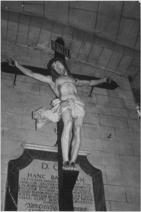 Statue : Christ en croix