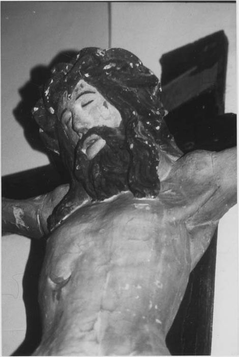 statue : Christ en croix, vue partielle